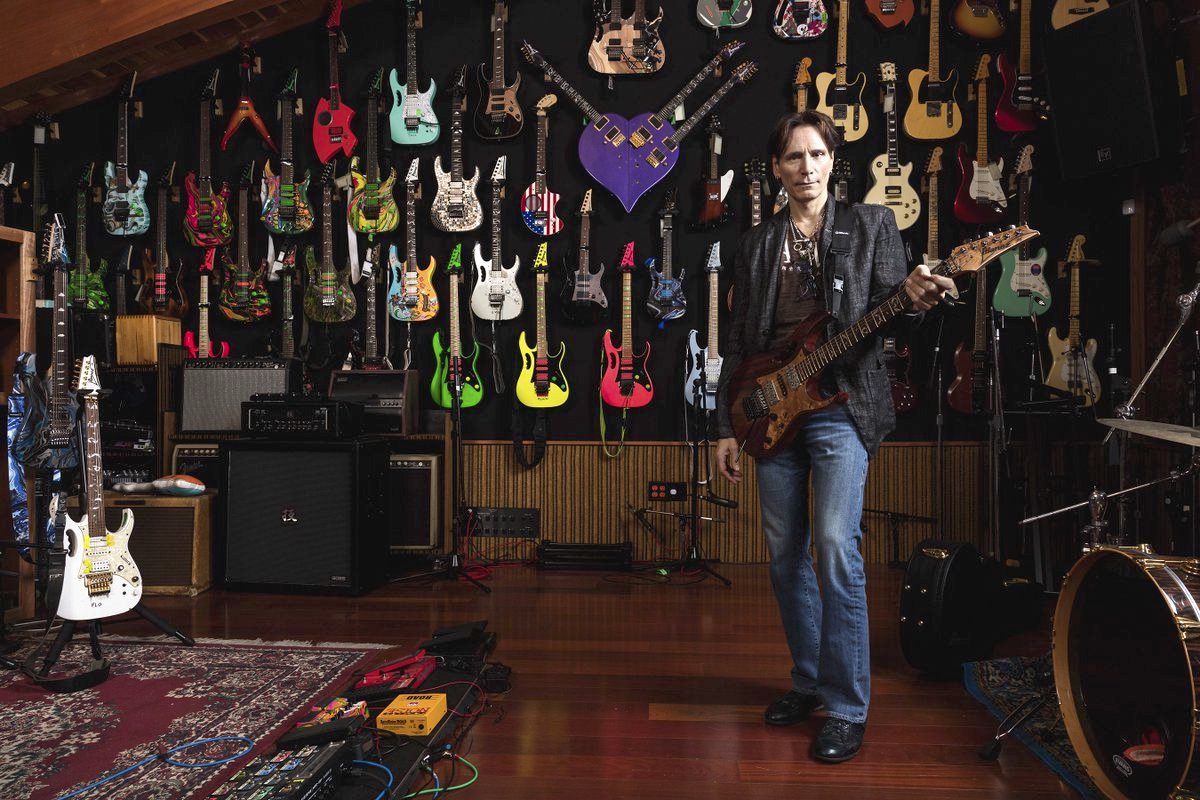 ¿Tienes alguna de estas guitarras de Steve Vai? Ayúdale a reencontrarse